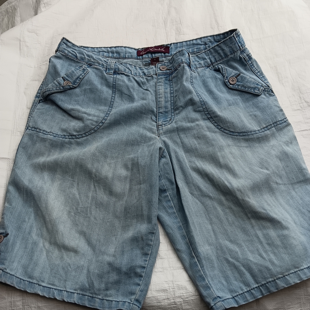( SOLD )Gloria Vanderbilt Light Blue Denim Cargo-Style Women Shorts